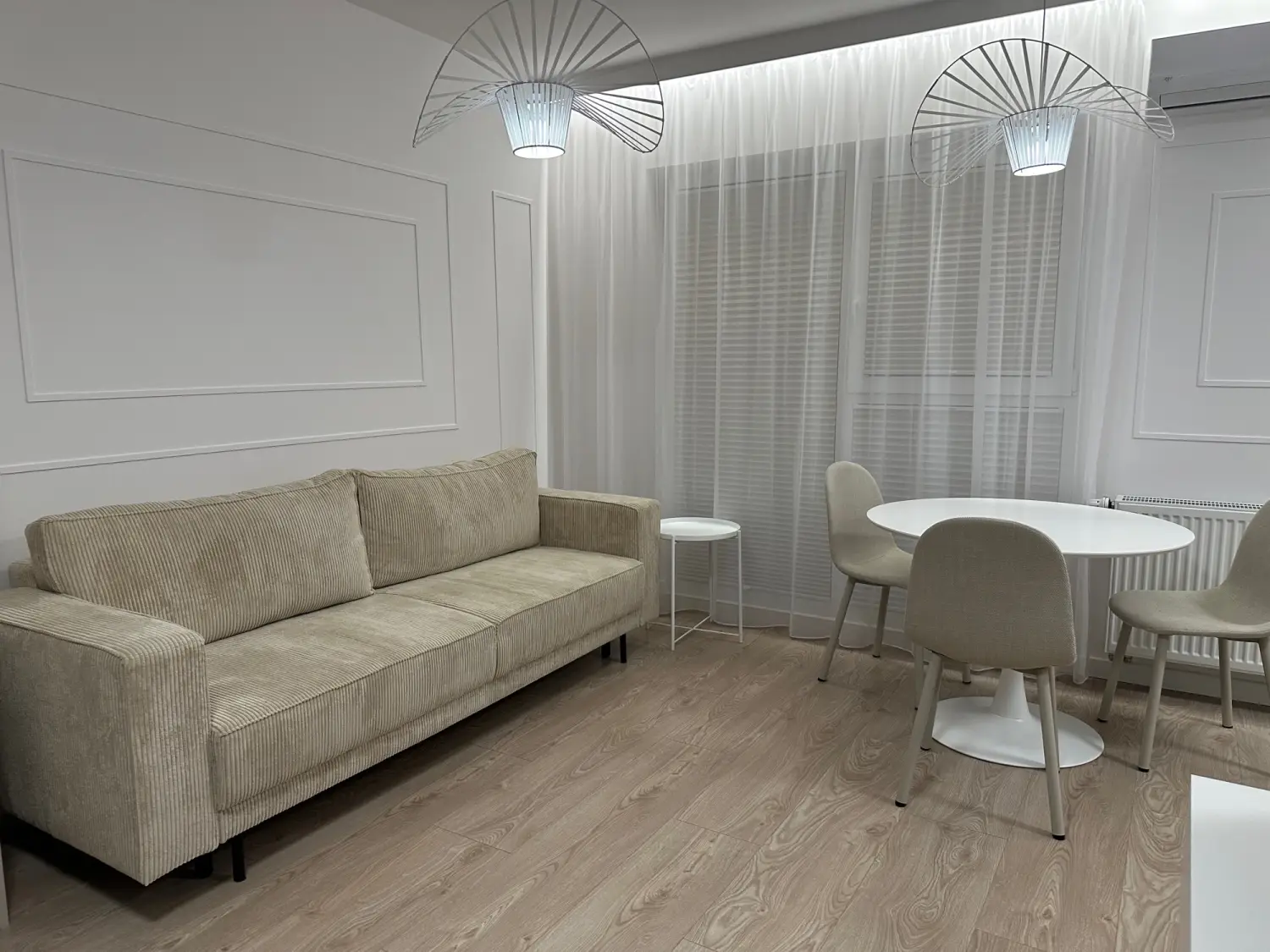 Wypoczynek — sofa i stół w ciepłym świetle