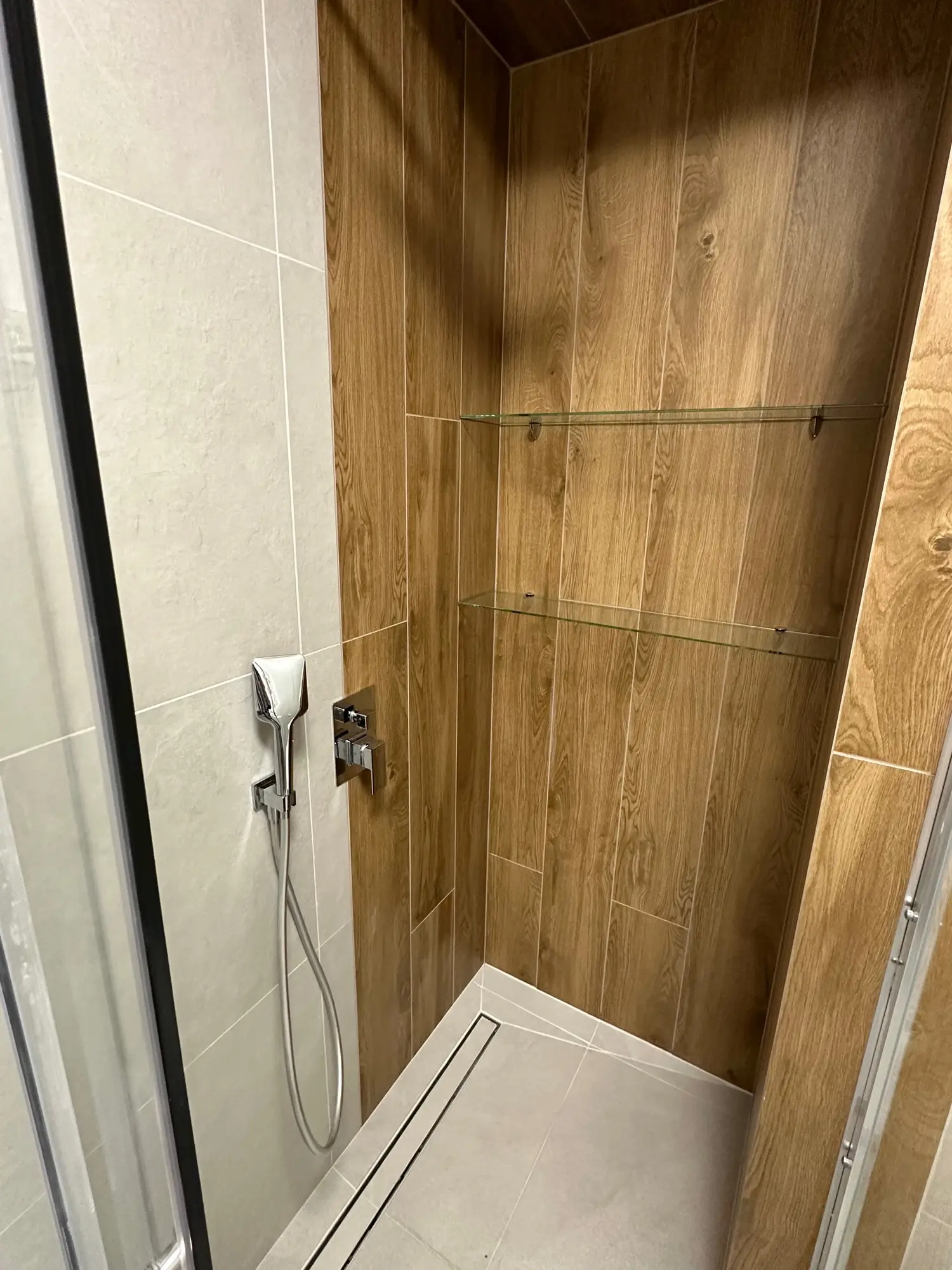 Prysznic walk-in z deszczownicą i wykończeniem drewnopodobnym