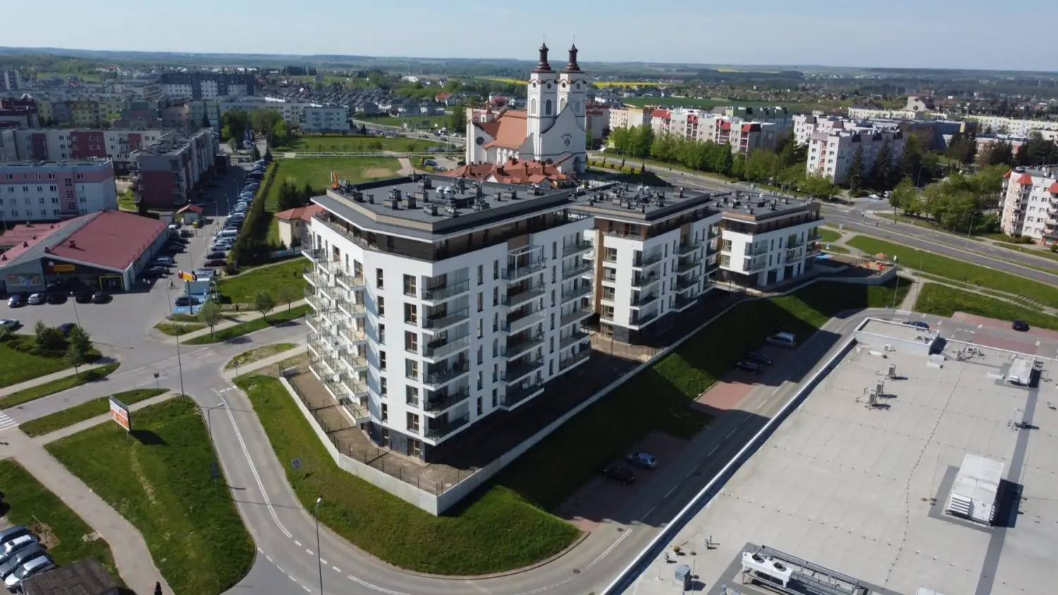 Nowe osiedle przy ul. Porucznika Łagody w Łomży z lotu ptaka, obok kościół