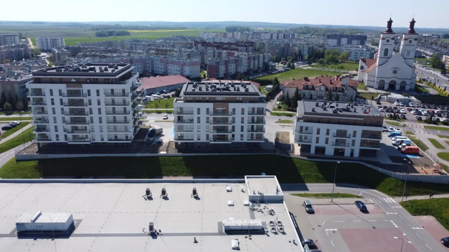 Osiedle Porucznika Łagody w kontekście dzielnicy, obok sklep i ulica