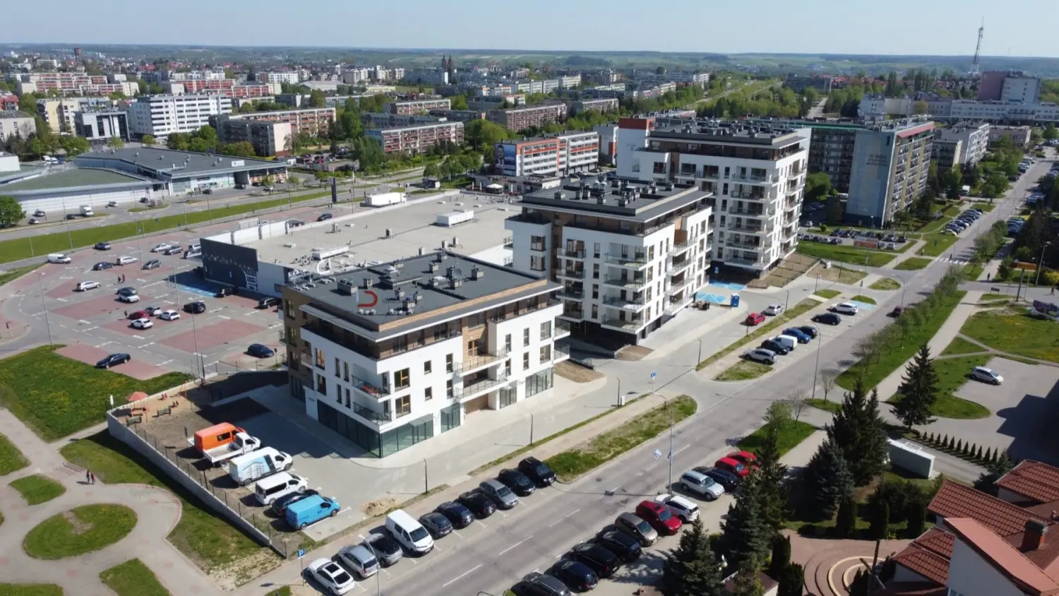 Budynki osiedla od frontu, w tle pola i skraj miasta