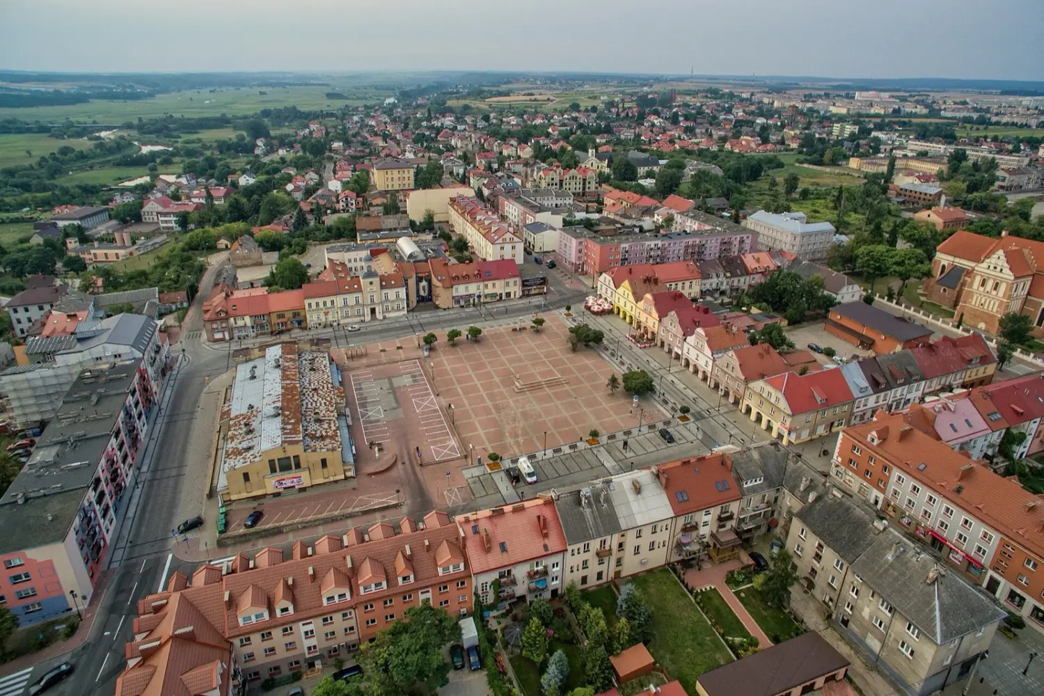 Widok z lotu ptaka na Stary Rynek w Łomży i otaczające kamienice