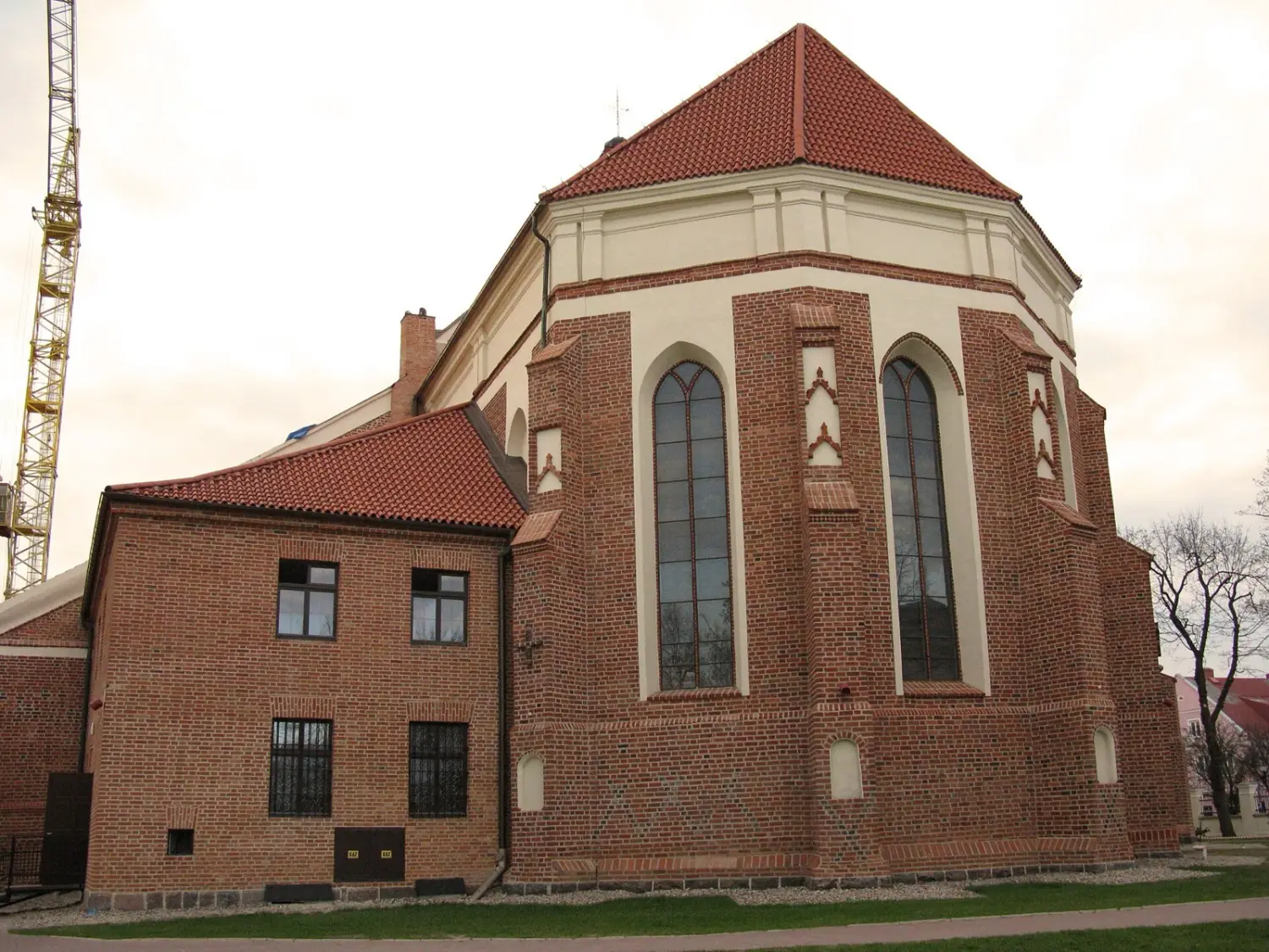 Prezbiterium katedry w Łomży z ołtarzem i sklepieniem