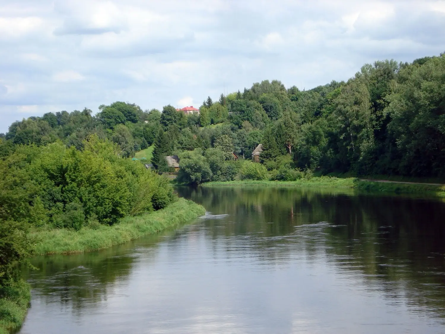 Widok z mostu w Nowogrodzie na skansen i dolinę Narwi