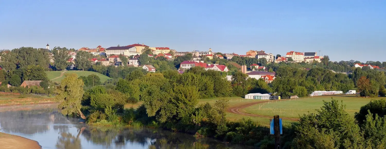 Panorama Łomży na skarpie nad Narwią o poranku